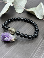 Load image into Gallery viewer, 7.5&quot; Onyx and Pyrite Skull Stretch Bracelet
